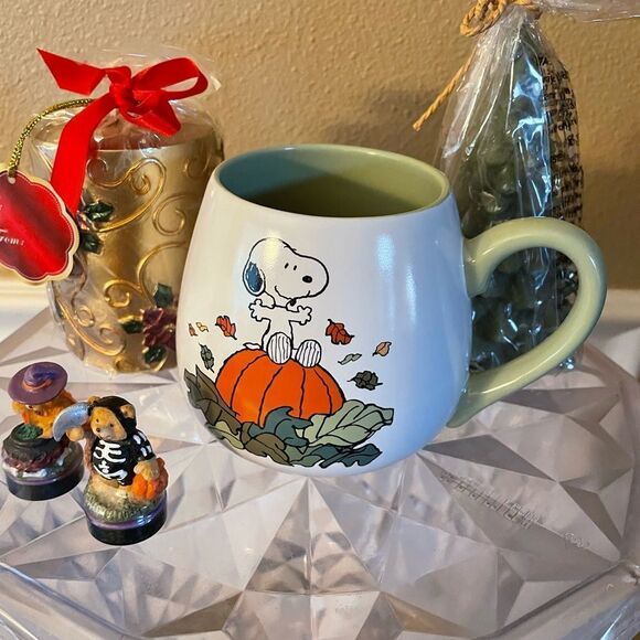 Snoopy Great Pumpkin Coffee Cup with Holiday Candles - Picture 11 of 14